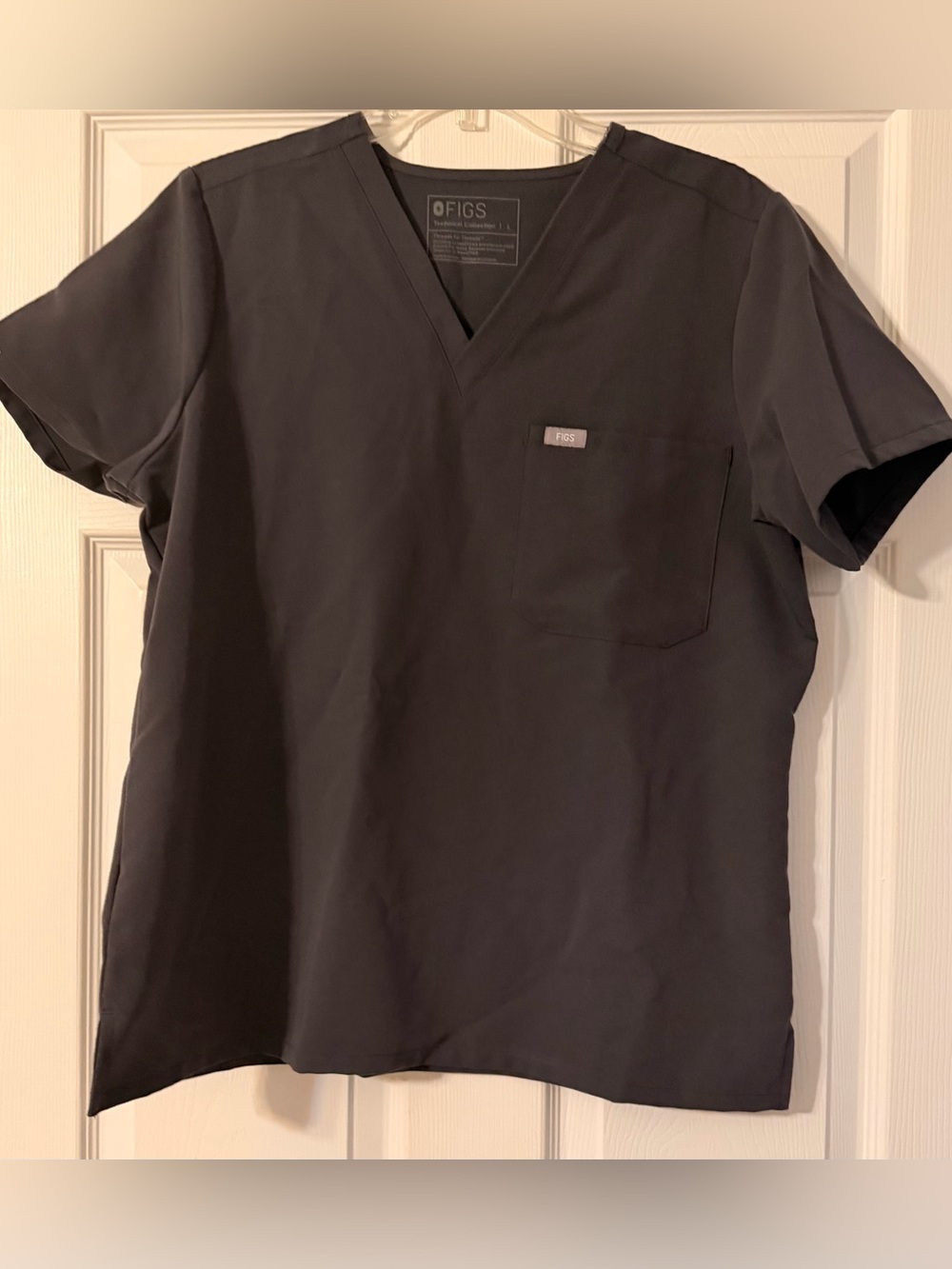 FIGS V-Neck Scrub Top with Uman Jogger pants in Charcoal - size Large